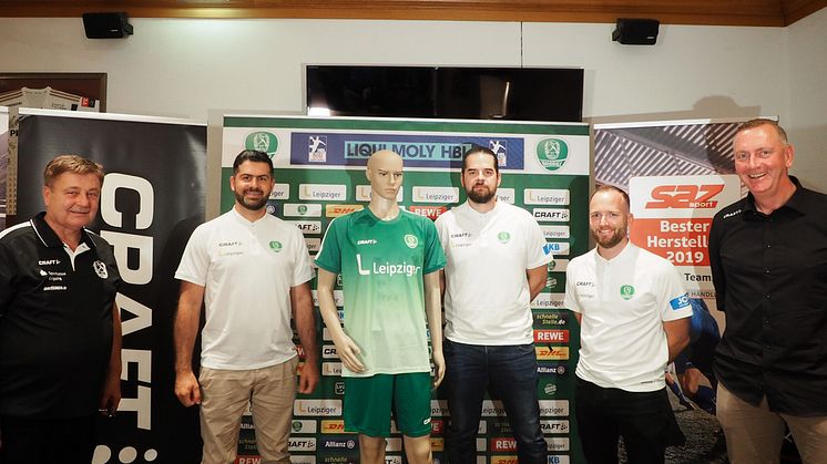 Der SC DHfK Leipzig (mit Vereinspräsident Bernd Merbitz, SC DHfK Handball-Geschäftsführer Karsten Günther, dem Handball-Trainerteam Milos Putera und André Haber) und Craft (mit Deutschland Geschäftsführer André Bachmann (v.l.)). Quelle: SC DHfK