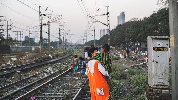 Suzanne Reuter med Clowner utan Gränser i Indien