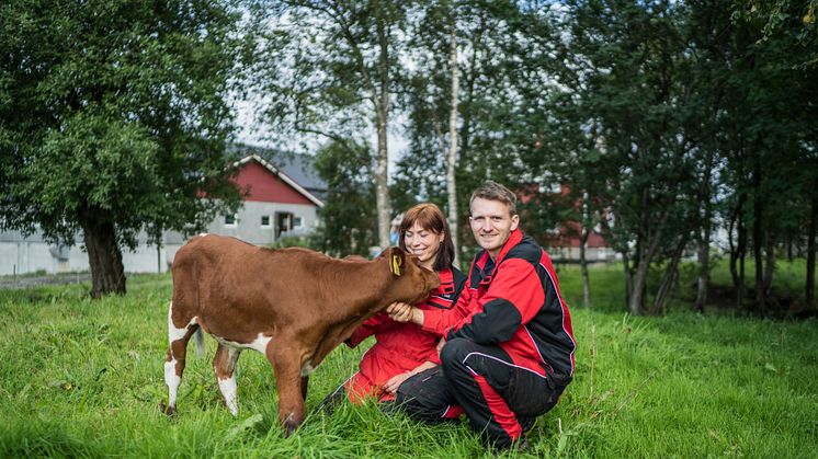 Tilde Sæther og Benjamin Eliassen er opptatt av at dyra skal ha det bra (foto: Torstein Kiserud).