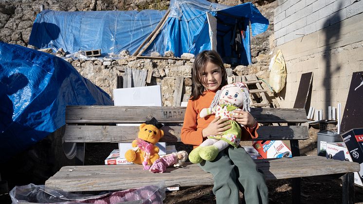 Aslı* och hennes familj, som bor i Adıyaman Gölbaşı i Turkiet fick sitt hus förstört i jordbävningarna. Ett år senare bor familjen kvar i tält. *Asli heter egentligen något annat.