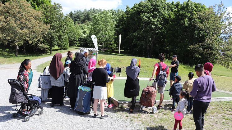 Intresset för discgolf växer lavinartat. Den populära Järvabanans 25:e säsong slog rekord med 30 000 betalande besökare. Föreningar från Järva spelade gratis.