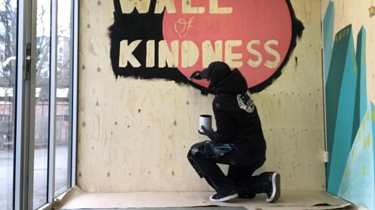 Förberedelserna av Wall of Kindness som snart tar plats på Stortorget i Lund är i full gång.