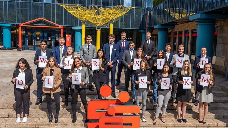 Ein Teil der 100 neuen Azubis bei ihrem Start der Ausbildung bei der Stadtsparkasse München.