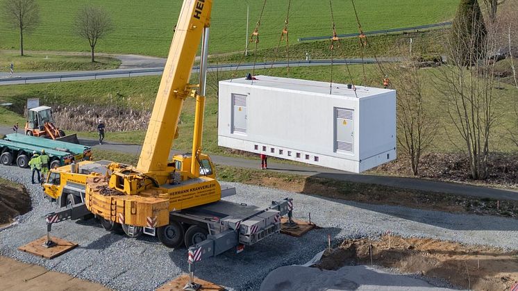 Die neue Schaltstation wurde als Betonfertigteil mit einem Schwerlasttransporter in den Floßer Ortsteil Gailertsreuth angeliefert. 