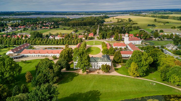 Zurückhaltende Eleganz und Weitläufigkeit prägt das Ensemble von Schloss Neuhardenberg. Foto: Fotokraftwerk. 