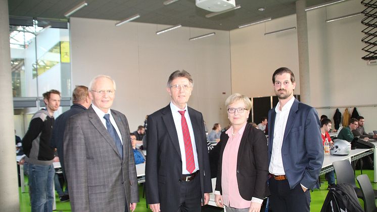 Staatssekretär Klaus Vitt (2.v.l.) wurde von TH Präsidentin Prof. Dr. Ulrike Tippe herzlich begrüßt.