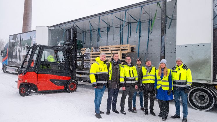 Skandinaviens första leverans av takprodukter i fossilfritt stål. Samarbetspartner i satsningen är Plannja, OBOS, SSAB och Sandahls Logistik. Foto: Richard Lindor 