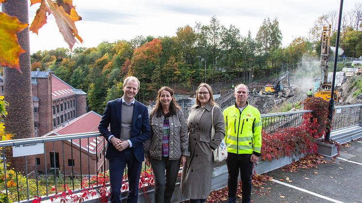 EN MILEPÆL: (F.v.) Administrerende direktør Andreas Berggren Eskelund, eiendomsdirektør Birte Almeland, styreleder Stine Johannessen og utbyggingssjef Stian Garberg gleder seg på studentenes vegne. FOTO: Silje Langvik.