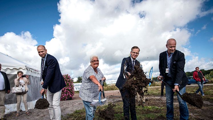 Med första spadtaget togs första steget. Från vänster: Martin Wänblom (VD, Innovatum), Marie Dahlin (kommunstyrelsens ordförande i Vänersborg), Mikael Damberg (Närings- och innovationsminister), Martin Lindwall (VD Lindwalls bygg AB)