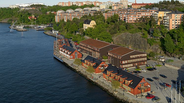 Lokalernas inramning invid kajkanten och med utsikt över havet förstärker den känslan av varumärket som Sail Racing vill lyfta fram.