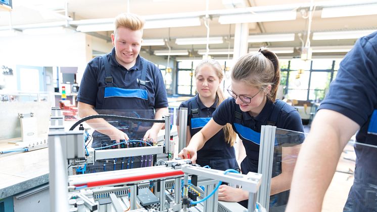 Technische Auszubildende von Westfalen Weser Netz bei Projekt- und Teamarbeit 