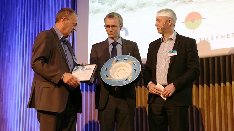 250 participants at the 6th annual ’Beredskapskonference’ in Tromsø applaud Ole Ditlev Nielsen, Chief Commercial & Safety Officer for ESVAGT, the proud recipient of the ’Beredskapsprisen’ on behalf of the shipping company.
