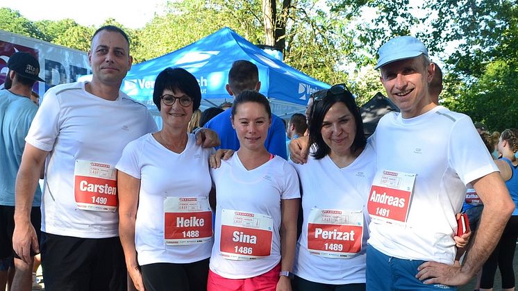 Fröhlich vor dem Start (v.Li.): Carsten Wawra, Heike Bürkle, Sina Blattner, Perizat Daglioglu, Andreas Zimber. Foto: Franz Motzko.