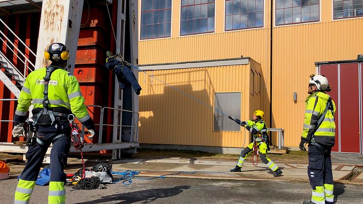 Räddningsövning under utbildningen