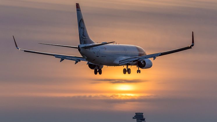 A Norwegian 737-800 aircraft in the sunset. Foto: David Charles Peacock