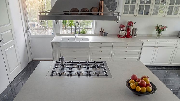 Dekton® Lunar 20 mm bänkskiva samt lågt stänkskydd och stor köksö. Högupplösta bilder https://bit.ly/3xQuNUp -foton Mikael Damkier.