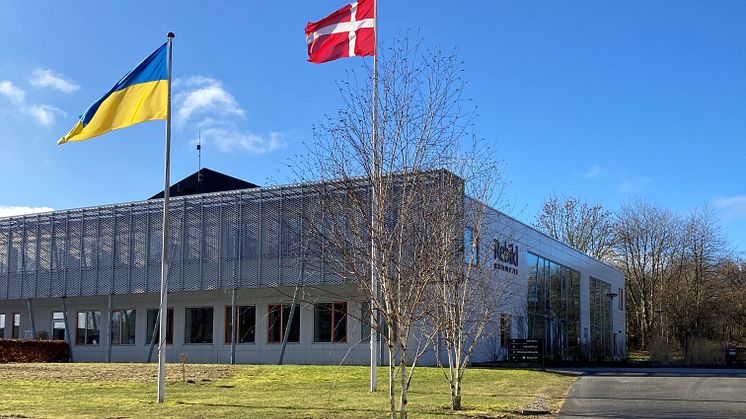 På årsdagen for invasionen af Ukraine, vejer det ukrainske flag igen i Rebild Kommune. Foto: Rebild Kommune