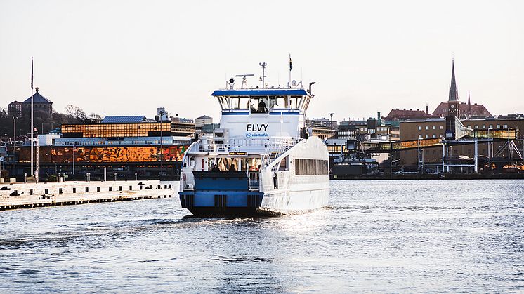 Projektet Silent@Sea ska mäta buller och vibrationer både över och under vatten på tankfartyg, bil- och passagerarfartyg, vägfärjor och kollektivtrafikfärjor, bland annat Västtrafiks el-dieselhybridfärja Elvy. Foto: Eddie Löthman/Västtrafik