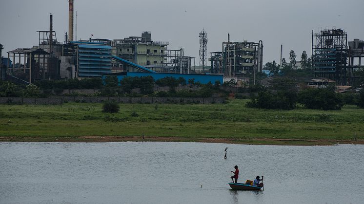 Bild från Swedwatch rapport "The Health Paradox" från 2020 om skadliga utsläpp från läkemedelsfabriker i Hyderabad, Indien. Foto: Shailendra Yashwant