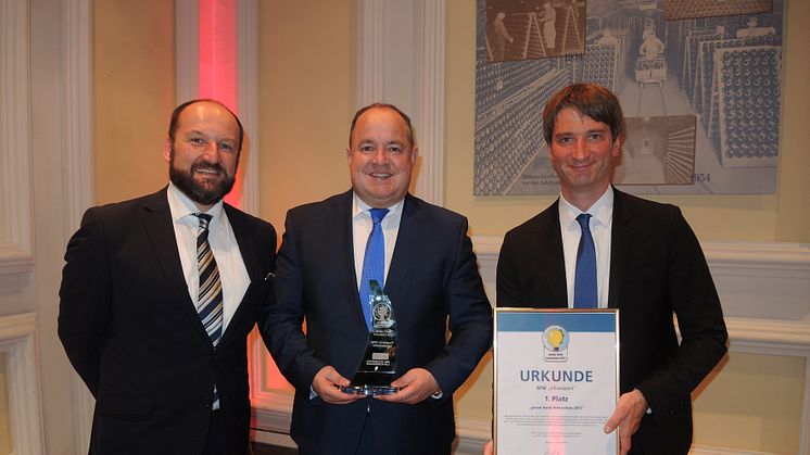 Ralf Merkelbach (centre), BPW’s senior key account manager for large fleets in Europe, received the award from Trucker/VerkehrsRundschau representatives.