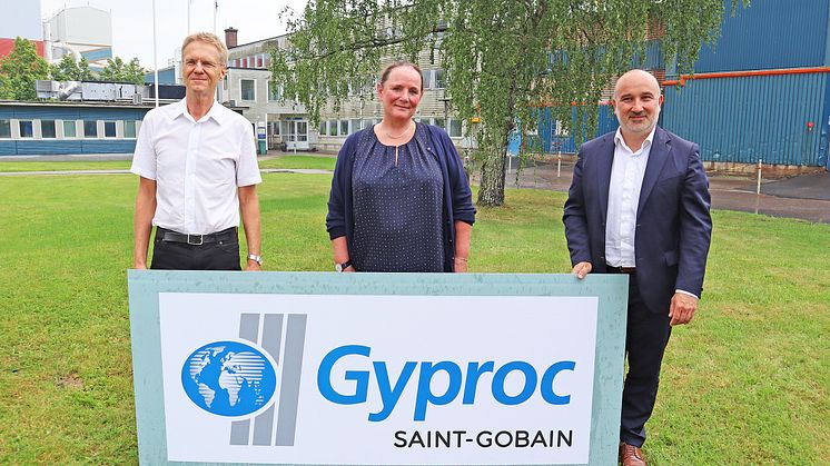 Göran Eander, Liselotte Grahn Elg och André Limon utanför Gyprocs fabrik i Bålsta