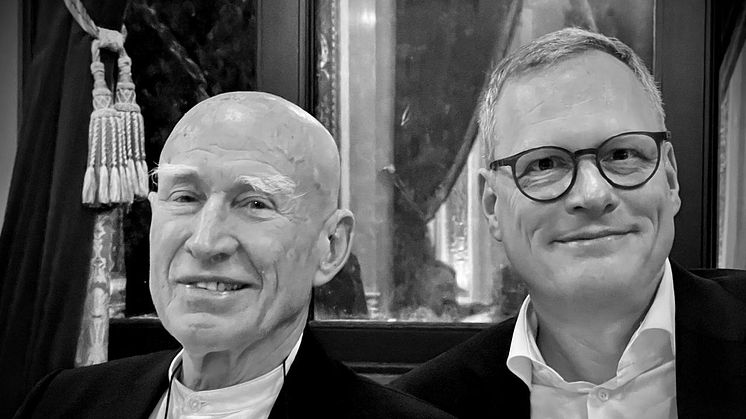 Sebastião Salgado und Carsten Schildknecht am Rande des Amazonia Foto-Musik-Projekts in Frankfurt.