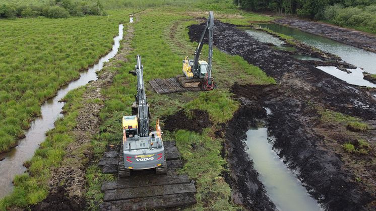 Här grävs en ny våtmark för att minska läckaget av järn och aluminium till Helge å.
