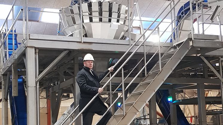 Foto1: Carsten Knudsen fra Rittal er her på vej op ad trappen for at besigtige en af de store kombinationsvægte, som indgår i vejeanlægget.