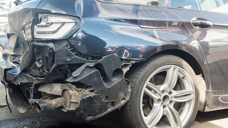 En klassisk skade etter påkjøring bakfra. En gjennomsnittlig bilskade koster cirka 30.000 kroner.