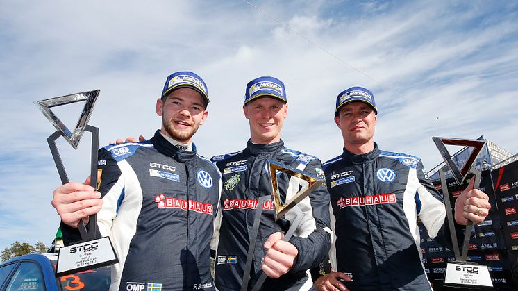 Fredrik Blomstedt (t.v.) har två meriterade läromästare i Volkswagen Dealer Team. Tidigare STCC-mästarna Johan Kristoffersson (mitten) och Fredrik Ekblom kör också för teamet. Foto: Tony Welam/STCC