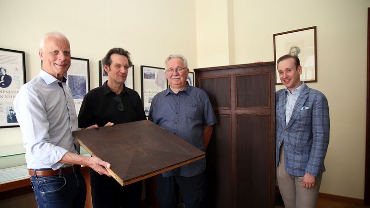 Wolf-Dietrich Rost, Ronald Mettke, Prof. Dr. Helmut Loos und Werner Kopfmüller präsentieren den 150 Jahre alten Boden - Foto: Andreas Schmidt