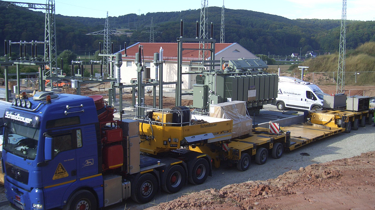 Neues Umspannwerk in Gambach erhält Herzstück – zwei Trafos mit je knapp 60 Tonnen Gewicht angeliefert