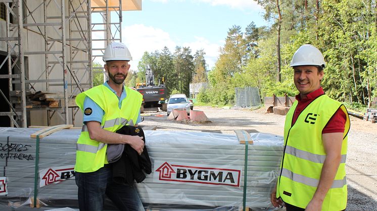 Till vänster Bygmas Daniel Björkén, tillsammans med platschef Jan Elfström vid ett Miljöbyggnadsprojekt i Haninge. Ett projekt där Bygma kunde bistå med material och dokumentation tack vare certifieringen i just Miljöbyggnad.