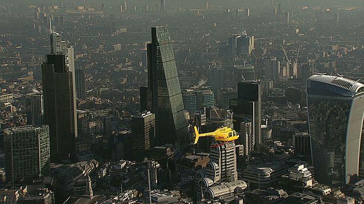 DHL hurtigere end myldretrafikken med Londons første helikopter-kurertjeneste