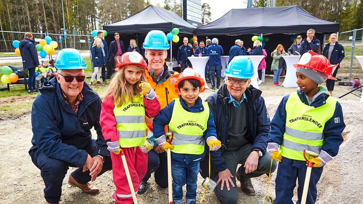 Glada barn från Vallby Förskola och representanter från Mimer och Peab svarade för invigningen av Matboden i Västerås.