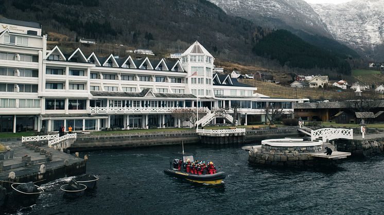 Hotel Ullensvang på Lofthus i Hardanger kledd i vinterfargar