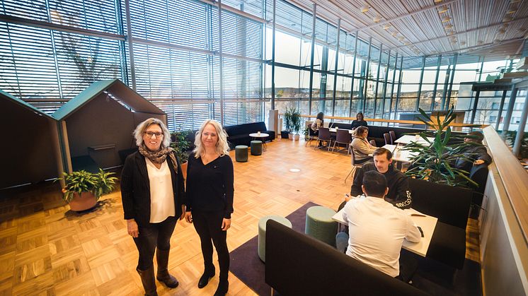 Gun-Britt Marklund, verksamhetsstrateg och Annika Lill, verksamhetsutvecklare på Lärcentrum hälsar välkommen.