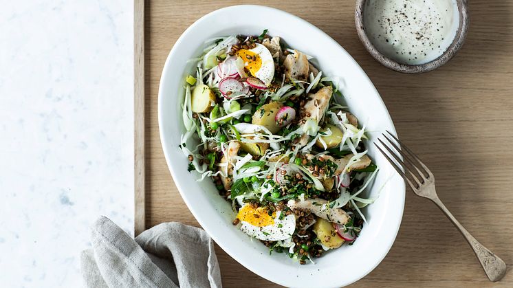 Salat med kylling, kartofler og fuldkornsknas