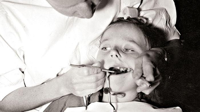 År 1938 infördes Folktandvården. Alla barn skulle härmed få gratis tandvård. Foto: Katrineholms kommunarkiv.
