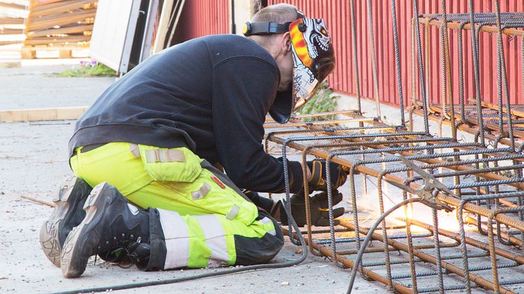 Roger Hiettiko svetsar på Sh byggs nya armeringsstation