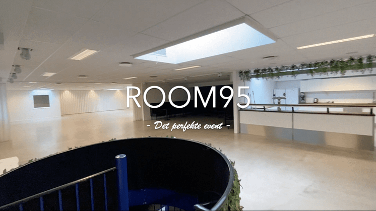 300 m2 indendørs lokale med loungeområde, bar og anretningskøkken.