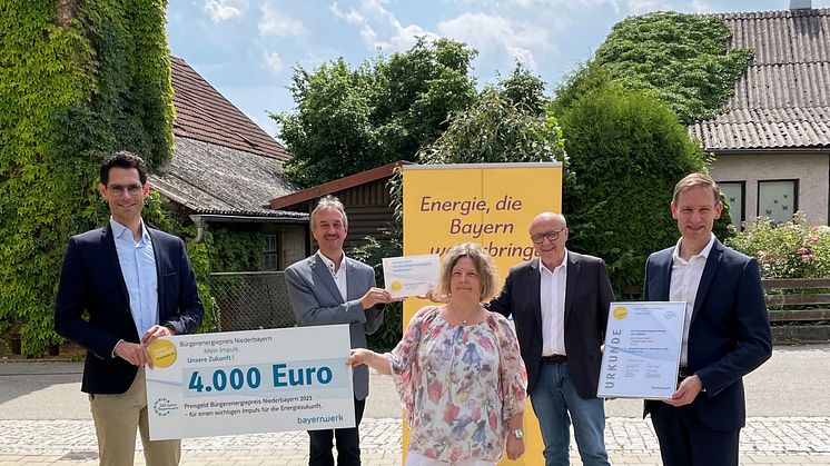 Markus Leczycki (Bayernwerk Kommunalmanagement), Herbert Blascheck (Bürgermeister Langquaid), Nicole Nagel (Initiatorin und Preisträgerin/Umweltschutzgruppe Cleanup), Martin Neumeyer (Landrat Kelheim) und Regierungspräsident Rainer Haselbeck