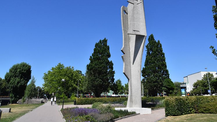 Pablo Picassos staty Kvinnohuvud på plats i Picasso-parken. Foto: Halmstads kommun