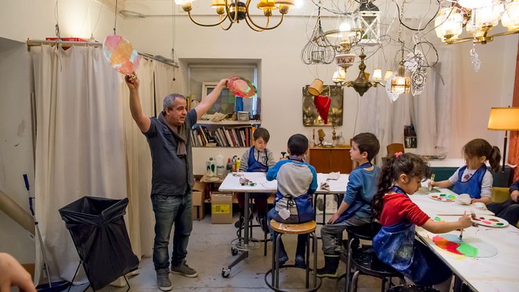 Konstnären Jafer Taoun håller konstworkshop med barn i Drömmarnas hus ateljé