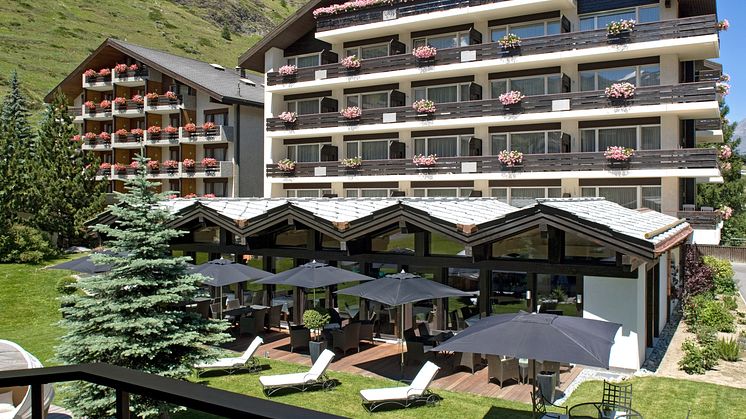 Mirabeau Haupthaus & Terrasse Sommer ©Hotel Mirabeau & Alpine Spa Residence Zermatt