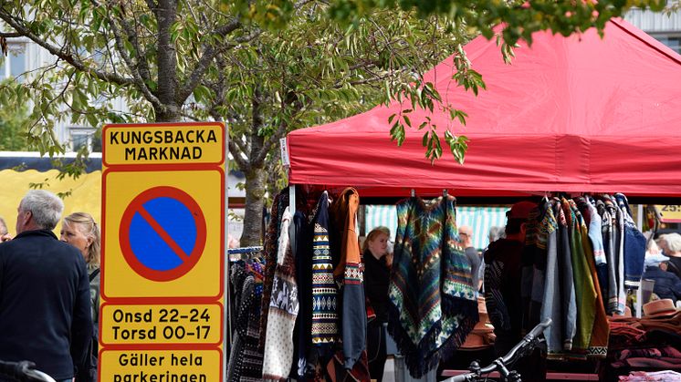 Första helgfria torsdagen i varje månad är det traditionsenlig marknad i Kungsbacka.