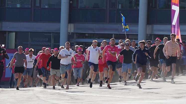 Publik springer in när Solvallas entréer öppnar på Elitloppet. Foto: Solvalla.