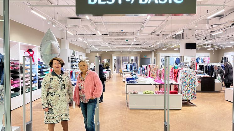 Från vänster: Vera Nemec, butiksmedarbetare och Anne Borggren, butikschef på Best of Basic