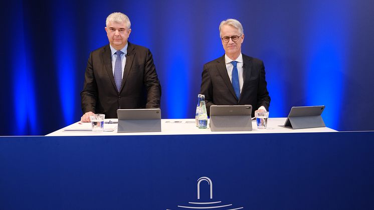 Bildunterschrift (v.l.n.r.): Dr. Markus Warncke (Vorstand Finanzen) und Frank Göring (Vorstandsvorsitzender) präsentieren das Ergebnis des Geschäftsjahres 2022 der Villeroy & Boch AG. 