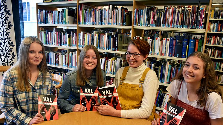 Fyra av deltagarna i skrivartävlingen, från vänster: Alice Dalevi, Sanna Jonsson, vinnaren Matilda Block och Ingrid Österling. 